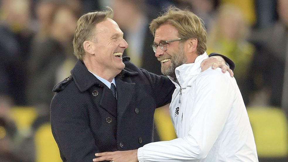 Zwei, die sich aus gemeinsamen Dortmunder Zeiten bestens verstehen: Hans-Joachim Watzke (l) und Jürgen Klopp. (Archivbild) Foto: Federico Gambarini
