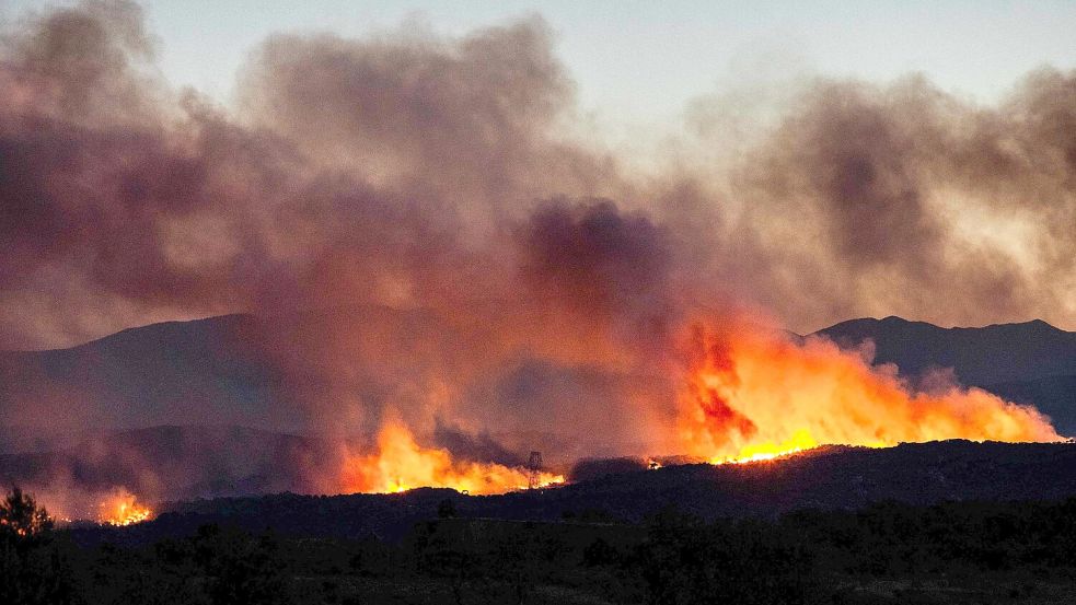 Wind, Hitze und Trockenheit fachen einen großen Brand in Südfrankreich an. Foto: Jc Milhet/AFP/dpa