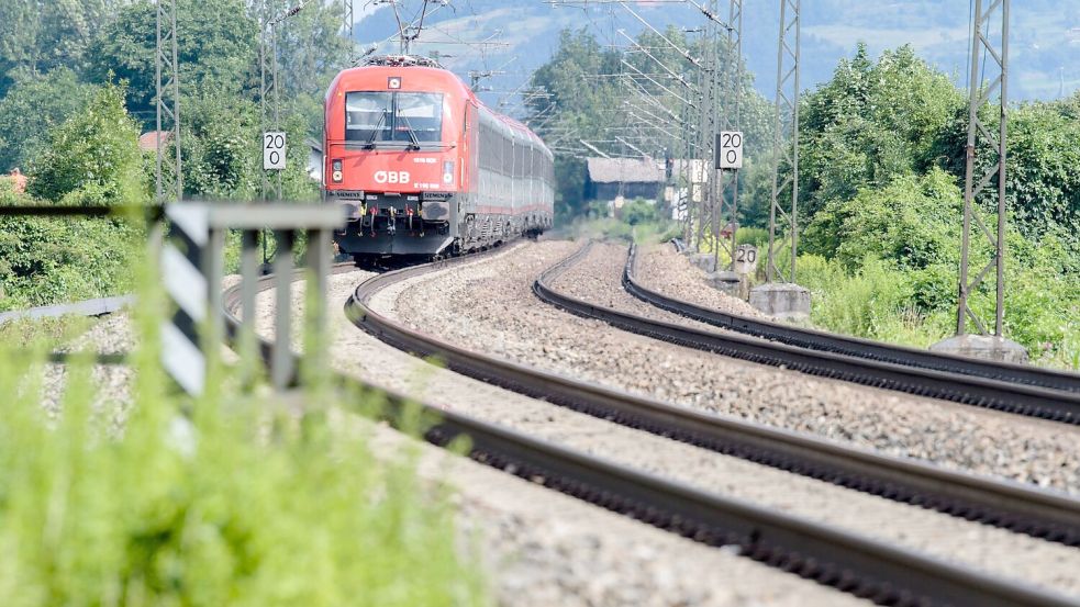 Ein österreichischer Zug auf der alten Bahnstrecke Rosenheim - Kufstein im bayerischen Inntal. Die DB plant den Neubau mit einem gigantischen Puffer für Inflation und sonstige Risiken. (Archiv) Foto: Matthias Balk/dpa