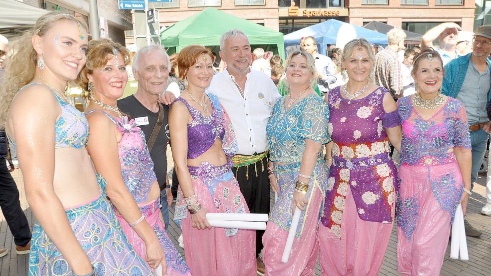 Farbenfroh ging es 2025 beim Fest der Kulturen in der Leeraner Innenstadt zu. Foto: Bodo Wolters/Archiv