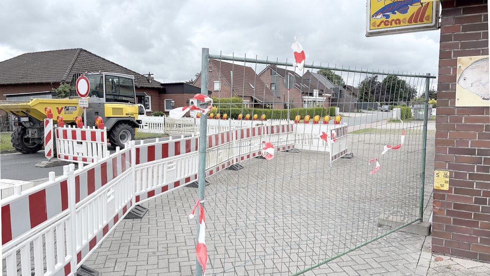 Nach der Beschädigung der Außenwand des Geschäfts sperrte Heiko Klaassen die Durchfahrt auf dem Parkplatz ab.Foto: Aiko Recke