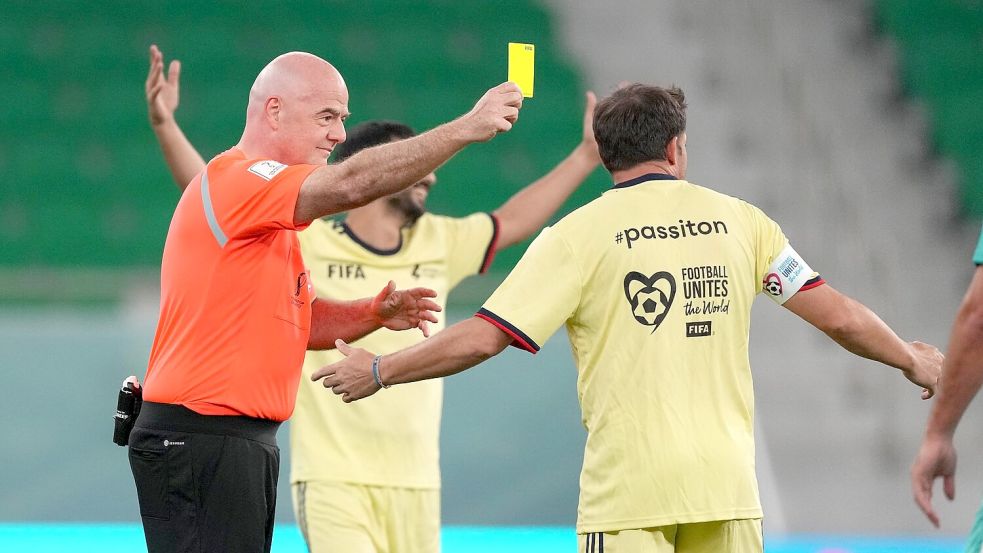 Die FIFA um Präsident Infantino erlässt Balogun eine Sperre. (Archivbild) Foto: Martin Rickett
