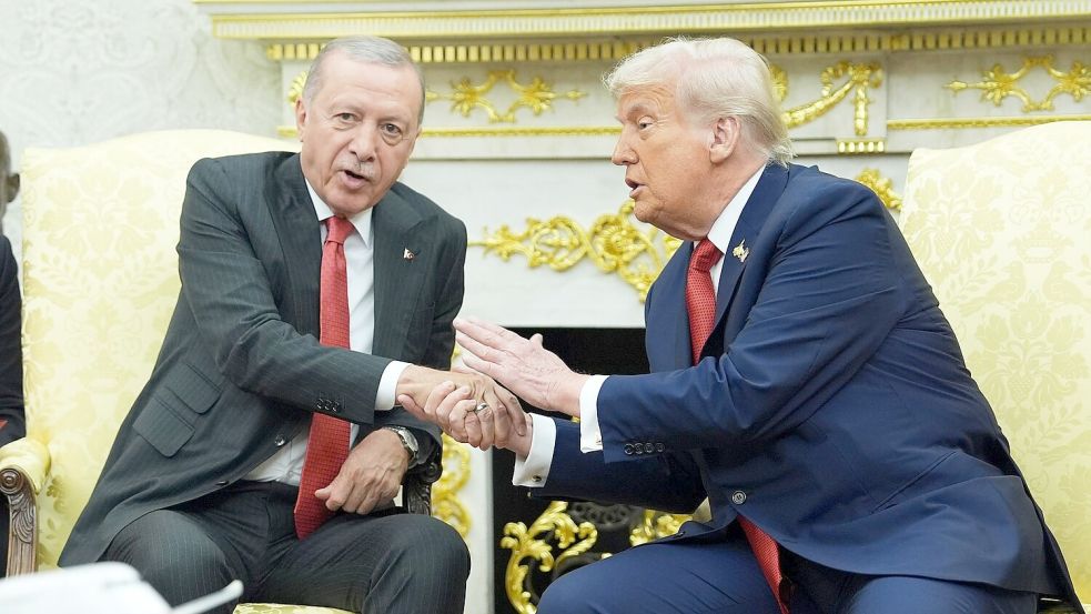 Trump fällt immer wieder mit Lob für Erdogan auf. (Archivbild) Foto: Evan Vucci/AP/dpa