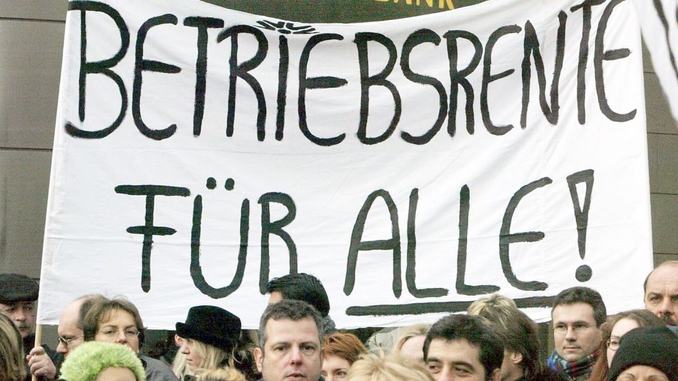 In den unteren Gehaltsgruppen mit einem Bruttolohn bis zu 2.500 Euro hat laut der Alterssicherungskommission nur rund ein Drittel der Beschäftigten Anspruch auf eine betriebliche Altersvorsorge. (Archivbild) Foto: Frank Rumpenhorst/dpa