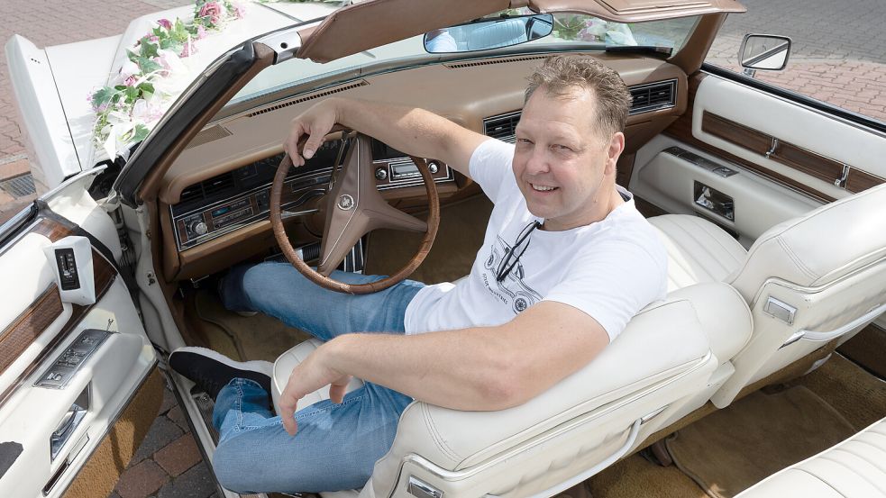 Jens Rohde im Cadillac – breite Sitze, viel Chrom, US‑Feeling. Von Ostgroßefehn aus holt er amerikanische Klassiker nach Deutschland und macht sie straßentauglich. Foto: Klaus Ortgies