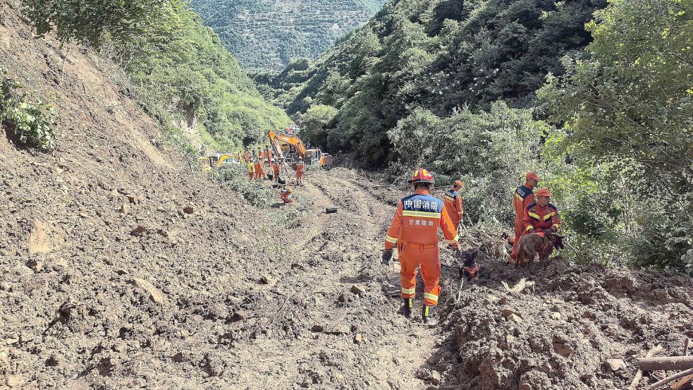 Helfer suchten in Ganzu nach einem Erdrutsch nach Vermissten. Foto: ---/XinHua/dpa