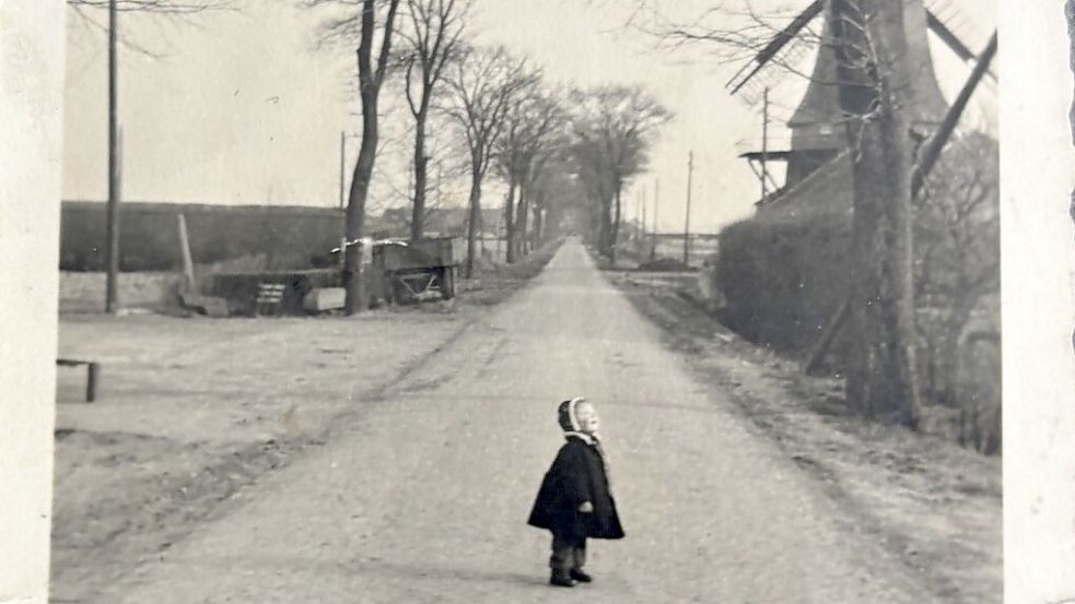 Kleines Mädchen, große Bäume: Die junge Gerda Kunkel-Schoof in den 1950er Jahren auf der Greetsieler Mühlenstraße, die damals noch von vielen Bäumen gesäumt war. Repro: Lotta Groenendaal