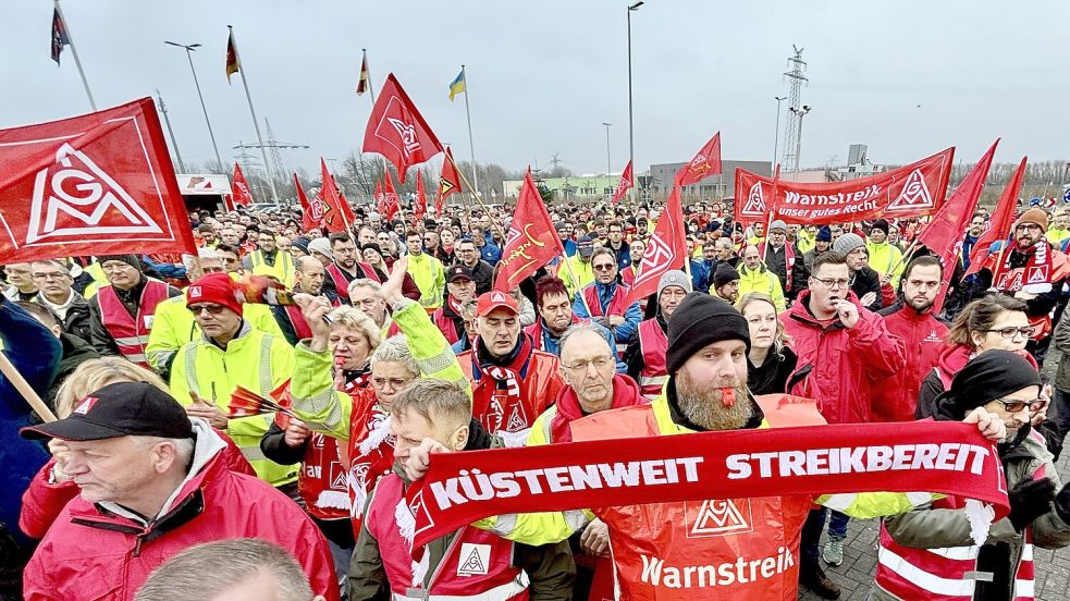 Vor knapp zwei Jahren sah es schon einmal schlecht für VW Emden aus. Tausende protestierten. Jetzt sind wieder Aktionen geplant. Foto: Klaus Ortgies/Archiv