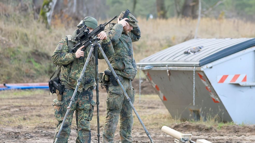 So kann Drohnenabwehr aussehen: Hier bringen sich Soldaten nach einer Drohnensichtung in Stellung. (Archivbild) Foto: Jan Woitas