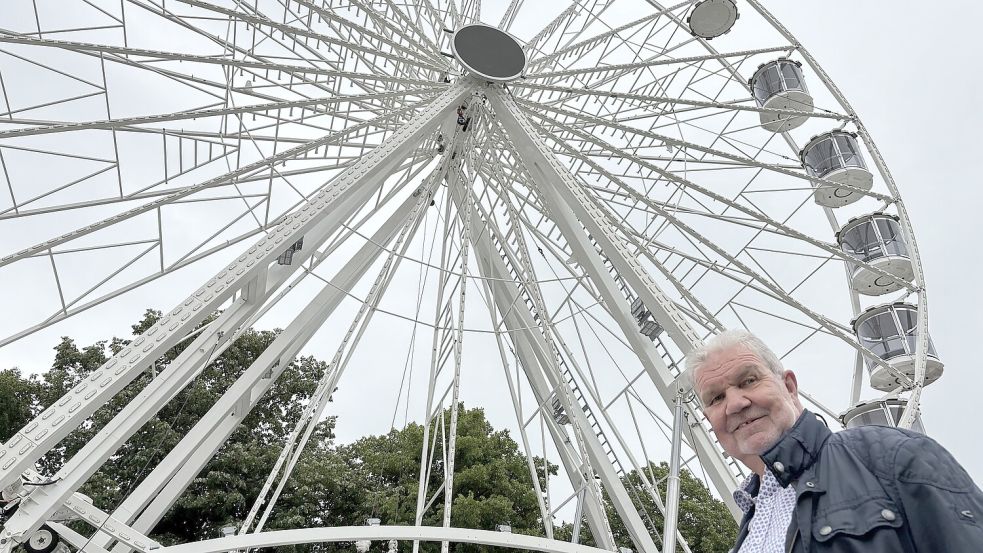 Dieter Kramer ist Platzmeister der Schützencompagnie, hier vor dem Riesenrad, das am Dienstag noch aufgebaut wurde. Foto: Imke Oltmanns