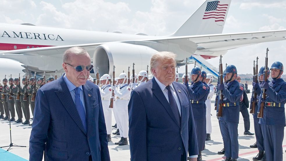 Der türkische Präsident Recep Tayyip Erdogan empfängt seinen US-Kollegen Donald Trump zum Nato-Gipfel in der Hauptstadt Ankara direkt am Flugzeug. Foto: Alex Brandon