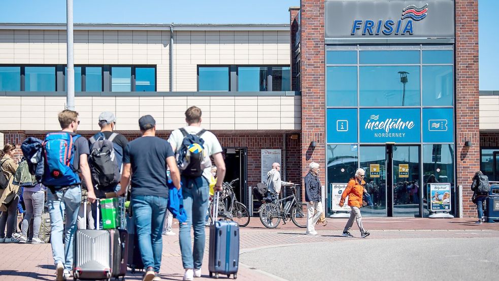 Die Reederei Norden-Frisia setzt auch im Kontakt mit den Gästen auf moderne Technik. Foto: DPA/ Sina Schuldt