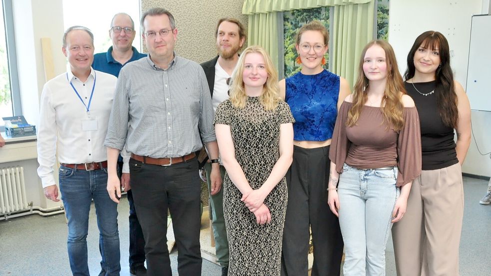 Schulleiter Torsten Janssen (von links) von den Berufsbildenden Schulen II in Leer, Obermeister Jörn Tjarks und der Geschäftsführer der Kreishandwerkerschaft Thomas Dreesmann sprachen Tamme Lücht, Rena Müller, Lena Gerken, Imke Düring und Katharina Kemker bei einer Feierstunde frei. Foto: Bodo Wolters