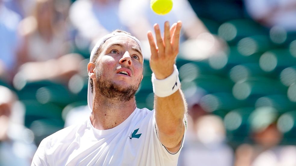 Jan-Lennard Struff nervt Topfavorit Jannik Sinner, kann ihn aber nicht bezwingen. Foto: John Walton