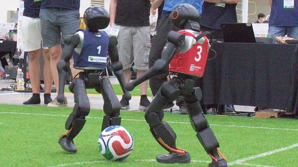 Die Roboter der Bremer Universität (hier im roten Trikot) in Aktion. Foto: Ayleen Lührsen