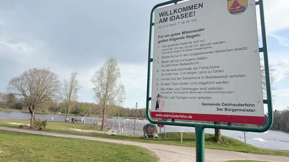 Ein Schild weist auf die Regelungen am Idasee hin – unter anderem sind dort Fahrzeuge aller Art verboten. Doch das wurde zuletzt häufiger nicht eingehalten. Foto: Henrik Zein