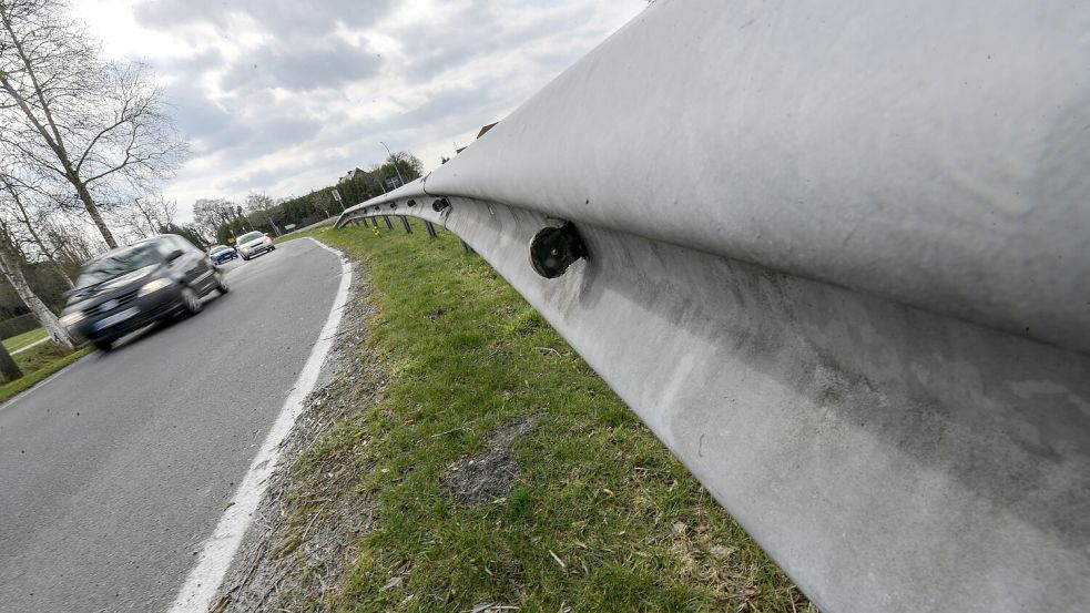 Mit zusätzlichen Leitplanken soll die Kollision von Fahrzeugen mit Bäumen verhindert werden. Die Aufnahme entstand in Großefehn. Archivfoto: Klaus Ortgies