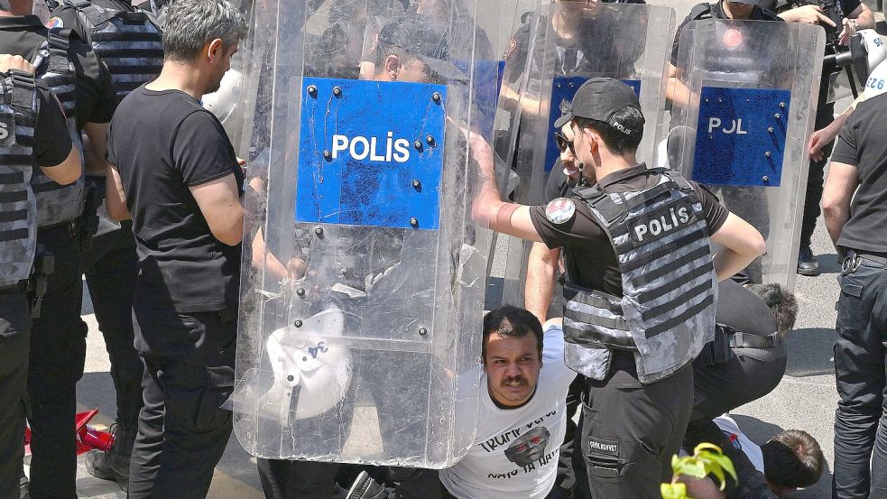 Die türkische Polizei greift hart durch. Foto: Ali Unal