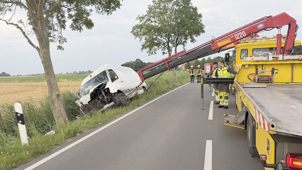 Auf der Schoonorther Straße in der Gemeinde Krummhörn hat sich am frühen Dienstagmorgen ein Verkehrsunfall ereignet. Foto: Feuerwehr