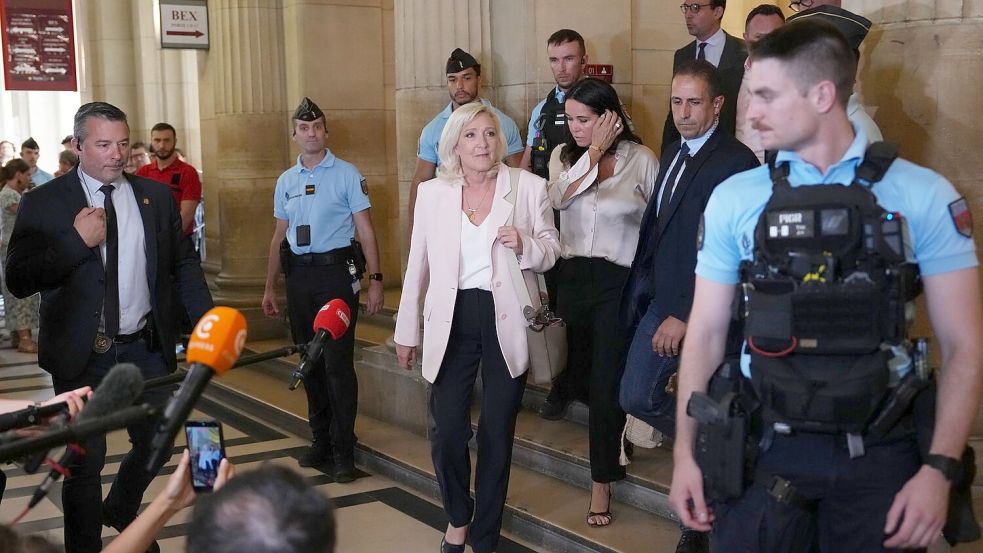 Wenige Stunden vor ihrer Ankündigung hatte ein Berufungsgericht Le Pen schuldig gesprochen. Foto: Aurelien Morissard