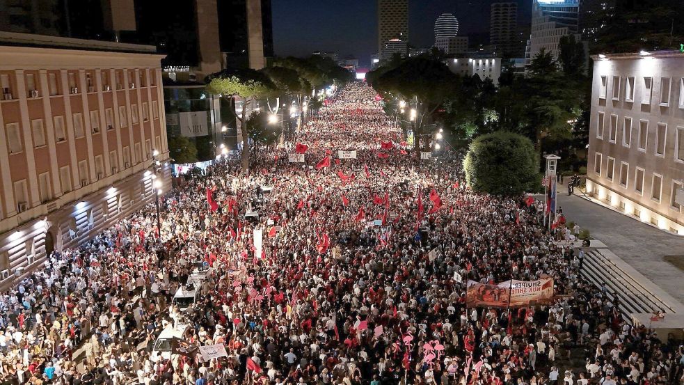 Seit gut 40 Tagen demonstrieren in Tirana große Menschenmengen gegen ein Tourismusprojekt in einem Naturschutzgebiet an der Adria. (Archivbild) Foto: Hameraldi Agolli