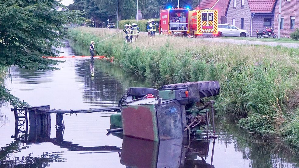 Der Traktor war in Spetzerfehn in den Kanal geraten. Foto: Malte Wiese, Pressesprecher Feuerwehr Großefehn
