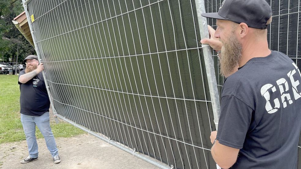 Mit jedem eingehakten Zaunelement steigt auch der Puls, nicht nur von der Arbeit, sondern vor Vorfreude auf das, was da kommt. Foto: Oliver Bär