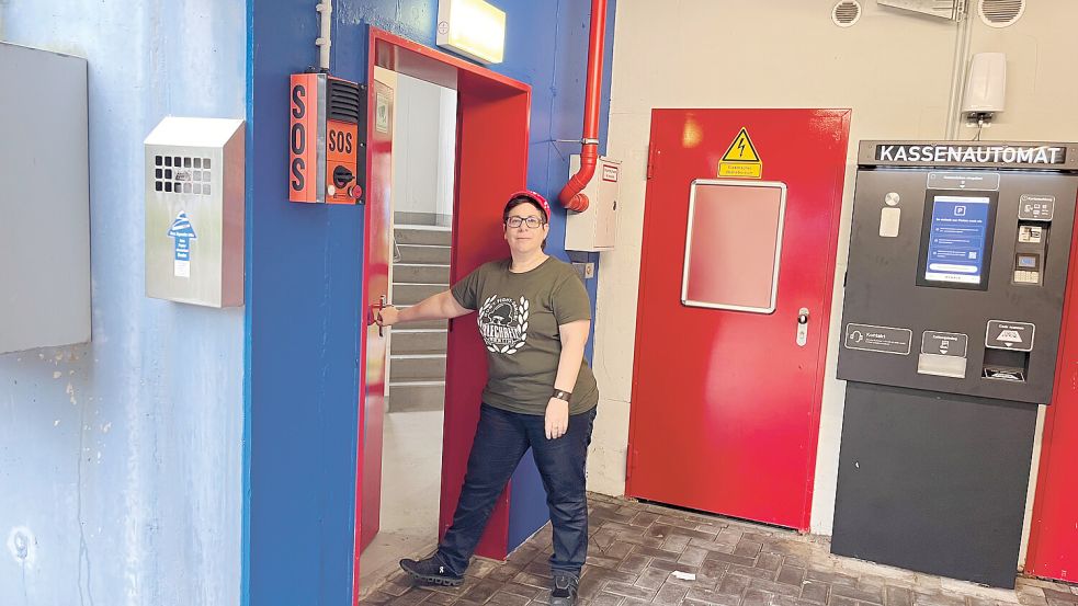 Raquel Henkelmann parkt gerne im Emder Parkhaus, wenn sie fürs Wochenende mit der Bahn verreist. Seit kurzem müssen Langzeitparker aber in den Obergeschossen stehen. Das stört sie aus mehreren Gründen. Foto: Privat