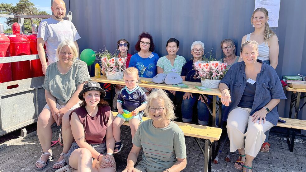 Einige der fleißigen Helferinnen und Helfer von „Moin MHD!“. Mittendrin: Petra Gerlach (hinten, Zweite von links) und vorne links Janina Kulhanek. Foto: Florian Ferber