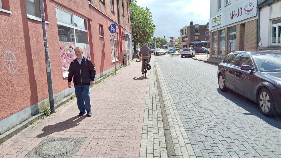 Der Gehweg am Anfang des Breiten Wegs ist schmal, dennoch für den Radverkehr in beiden Richtungen freigegeben.