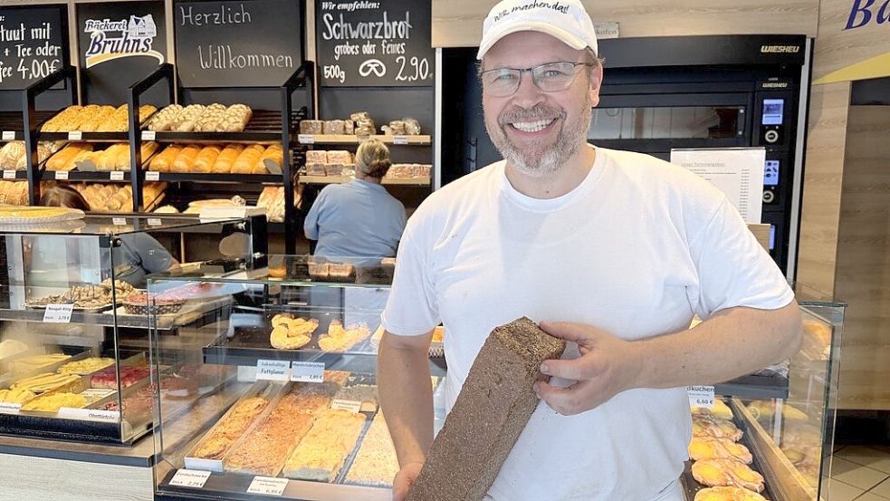 Bäckermeister Enno Bruhns hält ein frisch gebackenes, drei Kilo schweres Schwarzbrot in der Hand. Foto: Ute Nobel