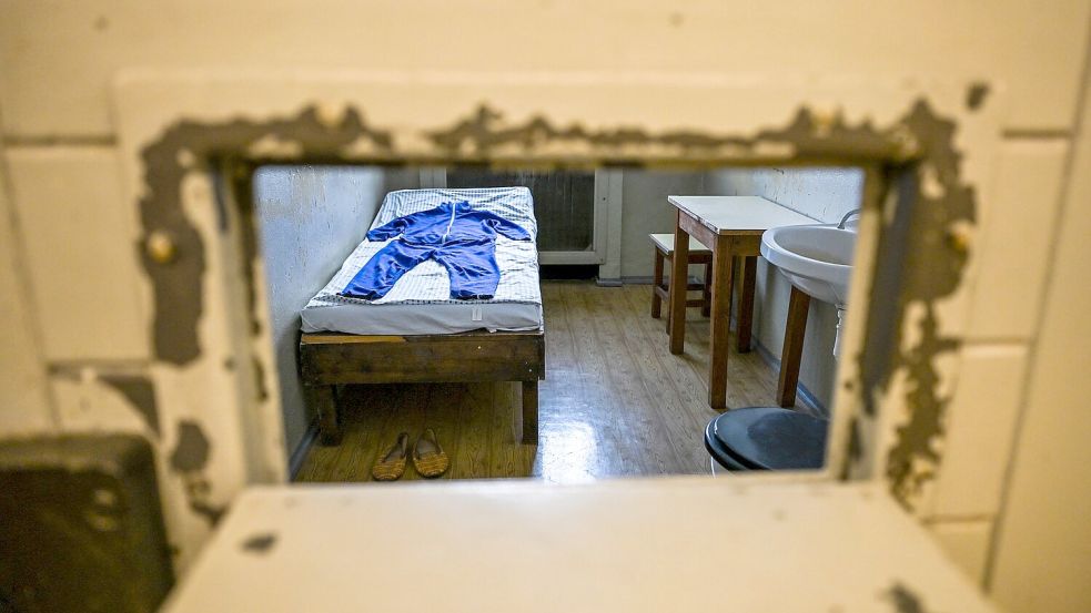 Der Blick in eine Zelle des ehemaligen Stasi-Gefängnisses in Berlin Hohenschönhausen ist bis heute bedrückend. Foto: Jens Kalaene