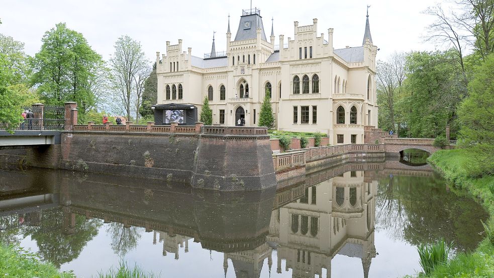 Die 1642 erbaute Evenburg verbindet klassizistische Architektur mit niederländischen Einflüssen und lädt Besucherinnen und Besucher dazu ein, Geschichte und Schlossleben zu entdecken. Foto: dpa | Ingo Wagner