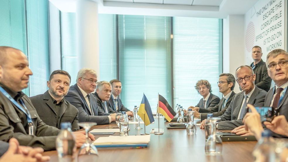 Selenskyj war als Gast zum Gipfel eingeladen - und beriet sich unter anderem mit Kanzler Friedrich Merz. Foto: Michael Kappeler/dpa-Pool/dpa
