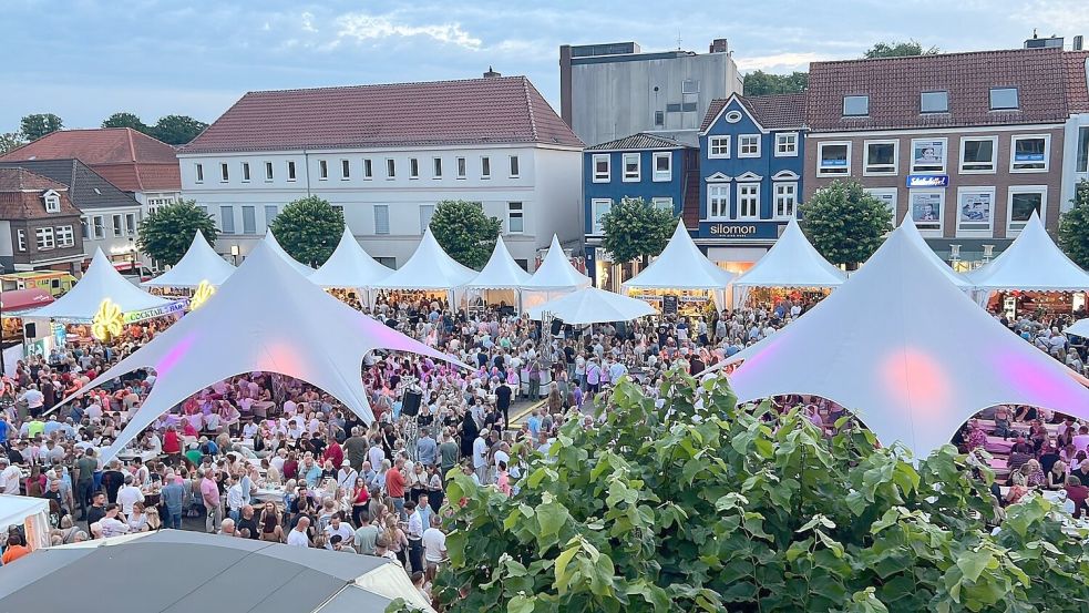 Wenn der Marktplatz leuchtet, beginnt die Genusszeit! Sternenzelte, feine Häppchen und ein Glas Pfälzer Wein in der Hand: Das Auricher Wein- & Gourmetfest lädt vom 16. bis 18. Juli zum Jubiläum zu langen Abenden und Livemusik ein – inklusive Jazz-Frühschoppen und einer Bingo-Premiere am Sonnabend. Foto: Detlef Wessels