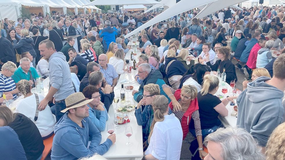 Treffpunkt für Tausende: Das Auricher Wein- und Gourmetfest wird im Sommer zum Genuss-Hotspot für die ganze Region. Aurich feiert vom 16. bis 18. Juli die 20. Ausgabe. Foto: Udo Hippen