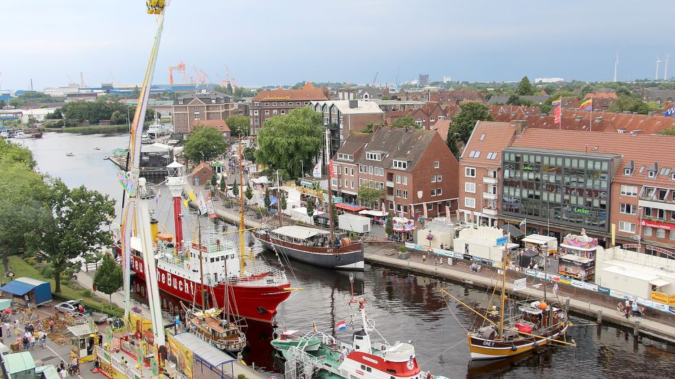 Rund um das Rathausdelft und auf der Bühne am Rathausplatz spielt sich ein buntes Spektakel ab.
