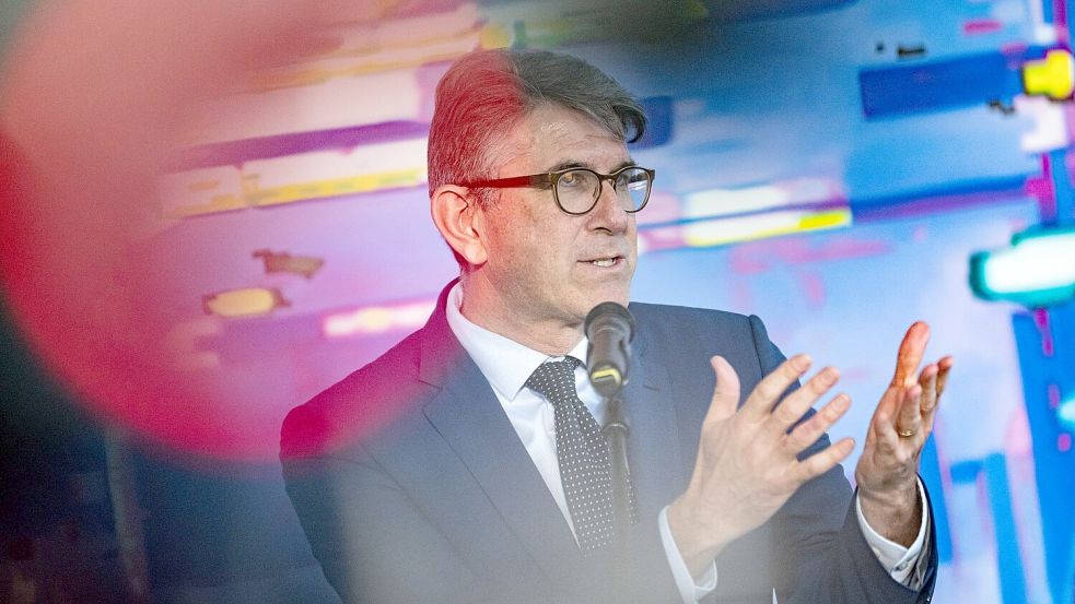 Kulturstaatsminister Weimer sucht seit Monaten Wege für eine bessere Vergütung von Künstlern auf Musikstreamingdiensten. (Archivbild) Foto: Fabian Sommer/dpa