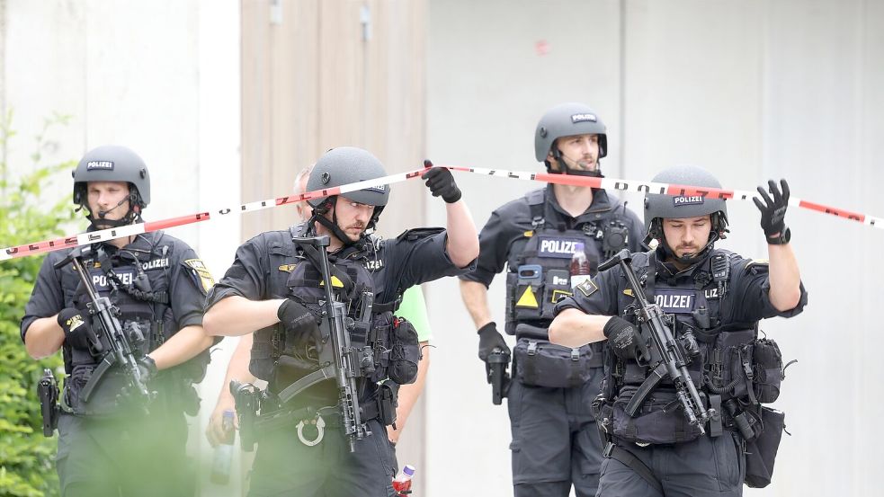 Polizisten auf dem Schulgelände. Foto: Karl-Josef Hildenbrand/dpa
