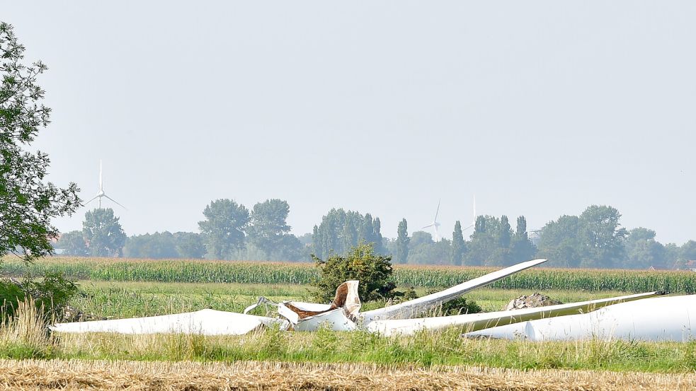 Die Windkraftanlage nahe der Knock wurde am 9. August 2025 mithilfe mehrerer Trecker abgerissen. Foto: Heinz Wagenaar/Archiv