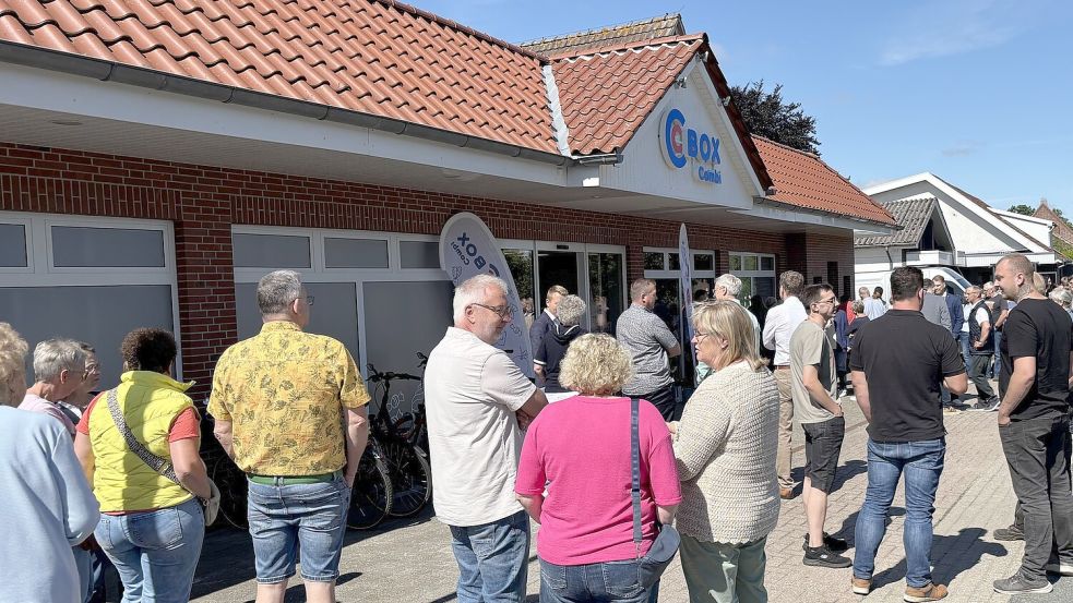 Gefühlt hatte sich am Mittwochvormittag das halbe Dorf auf den Weg gemacht, um dem neuen Nahversorger den ersten Besuch abzustatten. Foto: Oliver Bär