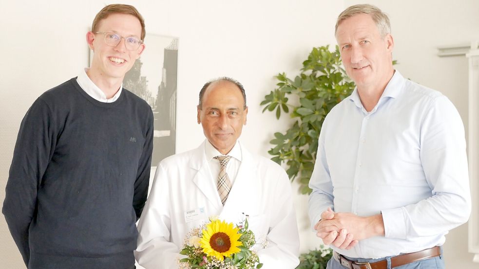 Krankenhausdirektor Tilman Winkler (links) und Geschäftsführer Dirk Balster (rechts) begrüßten den neuen Chefarzt, Dr. Yasser Abdalla, im Klinikum Emden. Foto: Trägergesellschaft
