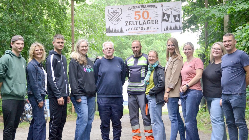 Trafen sich: Jannes und Ingrid Nessen, Nick und Daniela Süßen, Harm Konken, Frank Seeberg, Carina Schulz, Anika Lübben, Anika de Vries sowie Angela und Folkert Thölen. Foto: Aiko Recke