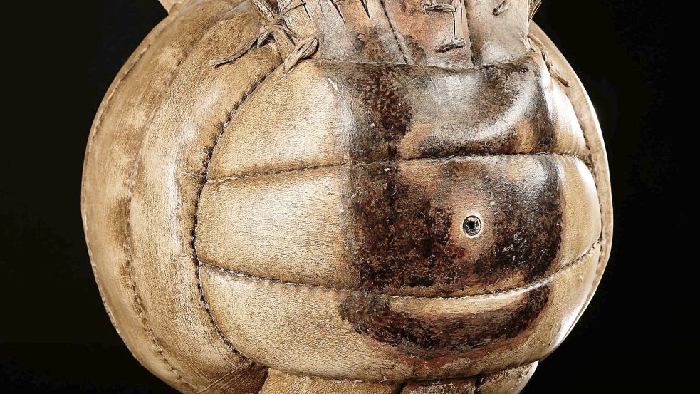 Der bekannteste Volleyball der Welt? Wilson aus dem Film „Cast Away“. (Archivbild) Foto: Prop Store/Propstore.Com/dpa