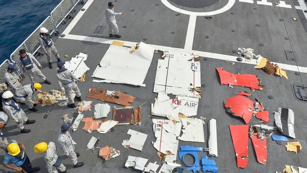In einem von der pakistanischen Marine veröffentlichten Foto werden Trümmerteile des abgestürzten Frachtflugzeugs gezeigt. Foto: Uncredited