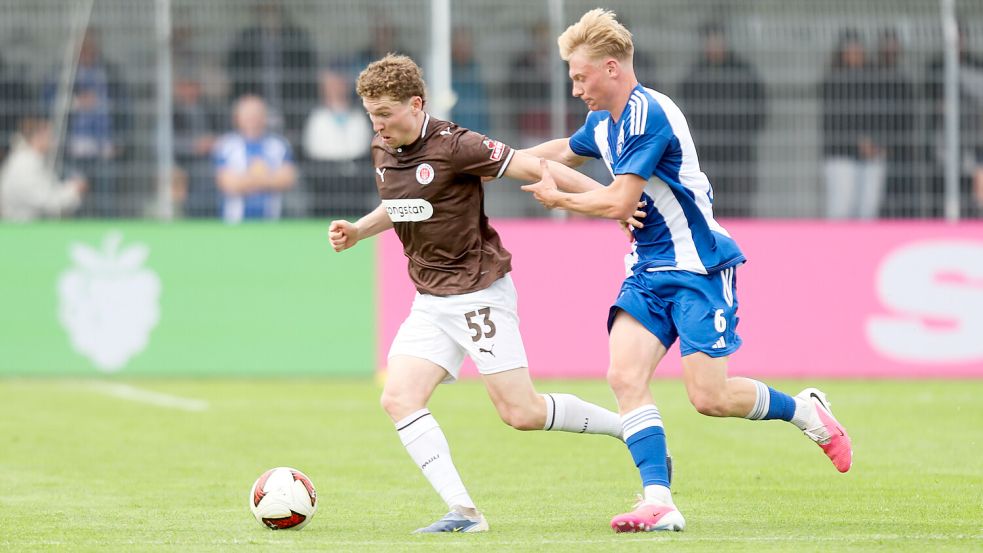 Kickers Emden (rechts Moritz Busch) spielt am Freitagabend gegen den Drittligisten Preußen Münster. Foto: Jens Doden/Emden