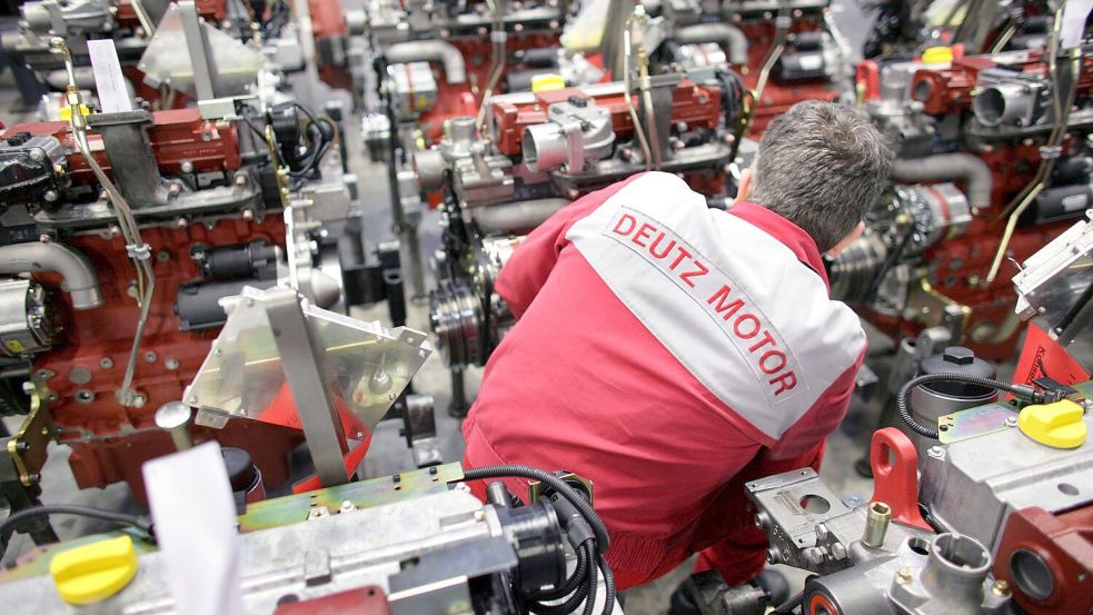 Ein Deutz-Mitarbeiter in der Kölner Motorenproduktion. Foto: Rolf Vennenbernd/dpa