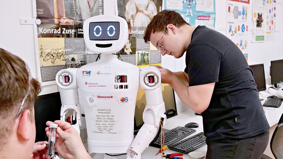 Am Ende bemerkten die Schüler des Wahlpflichtkurses, dass ein Teil defekt ist. Lukas Rill und Maxim Steblau, beides Auszubildende der Firma Honeywell standen bei Schwierigkeiten mit Rat und Tat zur Seite. Foto: Monika Vollmer