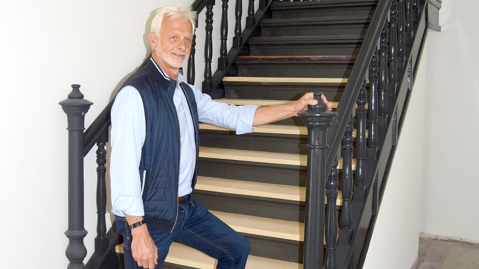 Helmuth A. Brümmer steht am Fuße der grundlegend sanierten Treppe: Die Stufen führten schon 1879 in den großen Tanzsaal im ersten Obergeschoss. Fotos: Prins