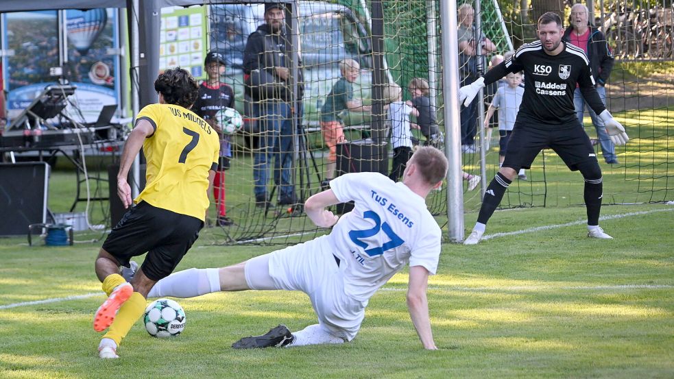 Vor den Toren (hier vor Esens-Keeper Robin Sikma) wurde es nur ganz selten gefährlich. Fotos: Heiner Steenhoff